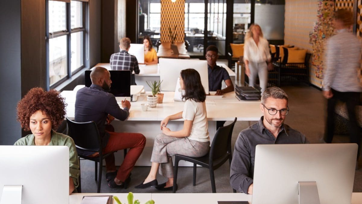 Economistas alertan: La IA eliminará millones de empleos globales