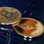 Een digitaal trade scherm met daarop een fysieke Bitcoin en Fysieke Ethereum muntstuk