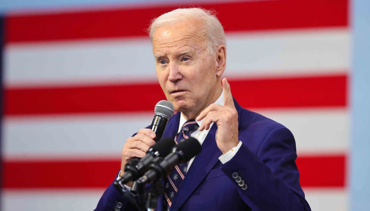 Joe Biden intenta acabar con las cryptos, dice el fundador de Cardano