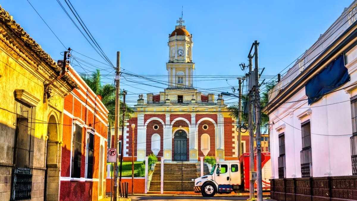 El Salvador compra de nuevo, pero ahora aprovecha “la otra caída”