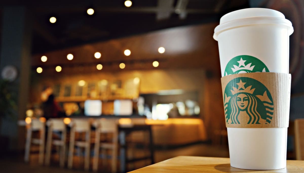 Desayuno crypto: BTC cae, proyecto crypto de Starbucks abandona y más