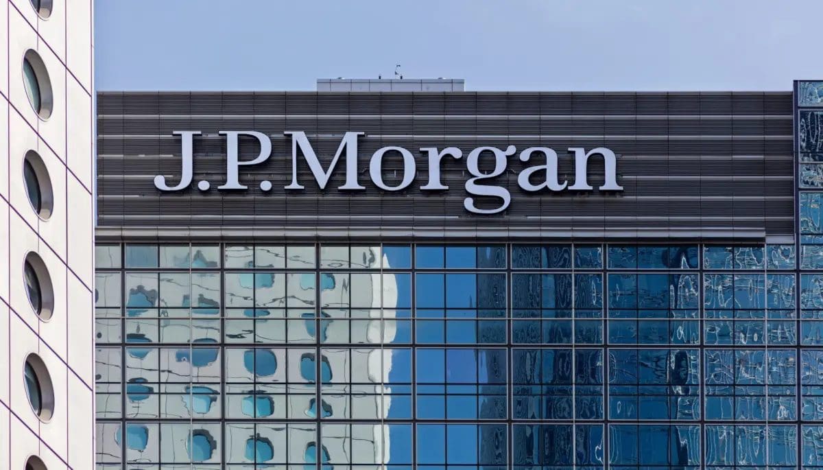 CEO de JPMorgan compara a BTC con los cigarrillos y prevé una recesión