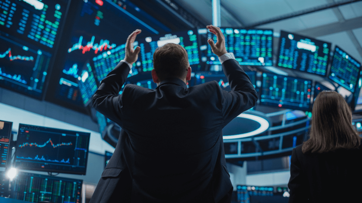 Inversores huyen de fondos Bitcoin y Ethereum: $800 millones salen