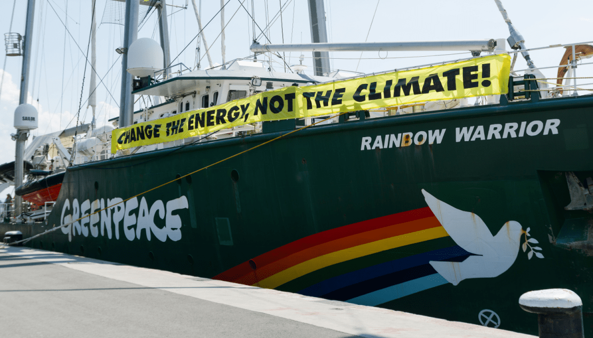 greenpeace-rainbow-warrior-1