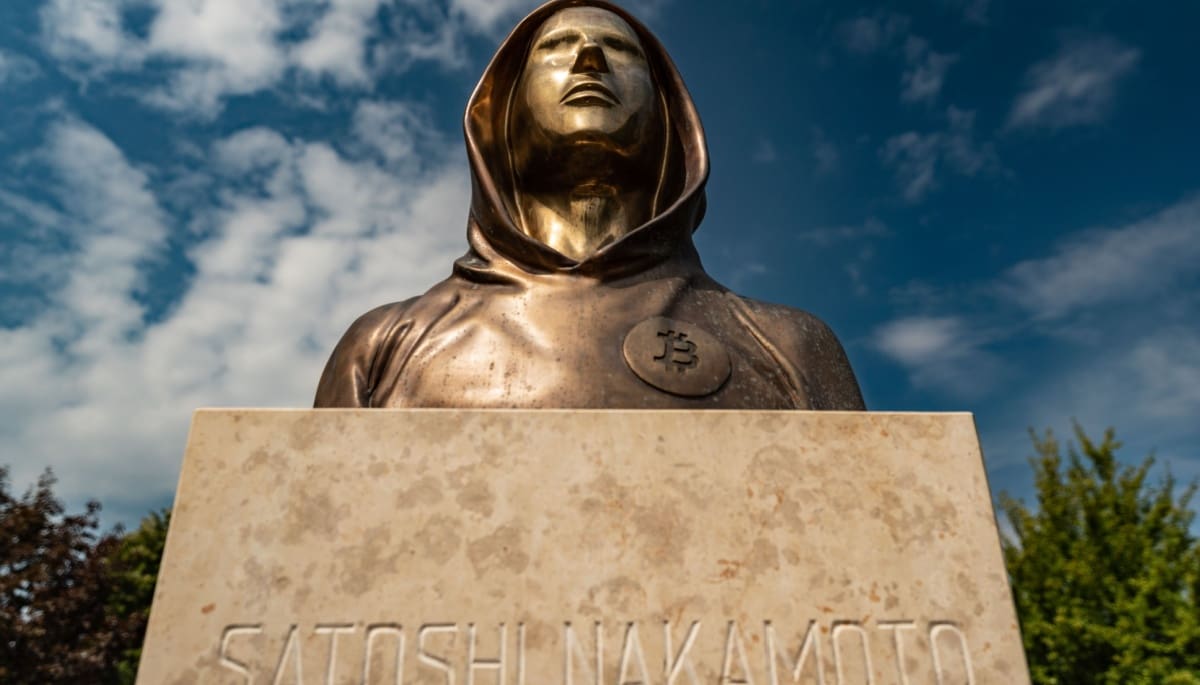Inaugurada una nueva estatua del creador de Bitcoin, Satoshi Nakamoto