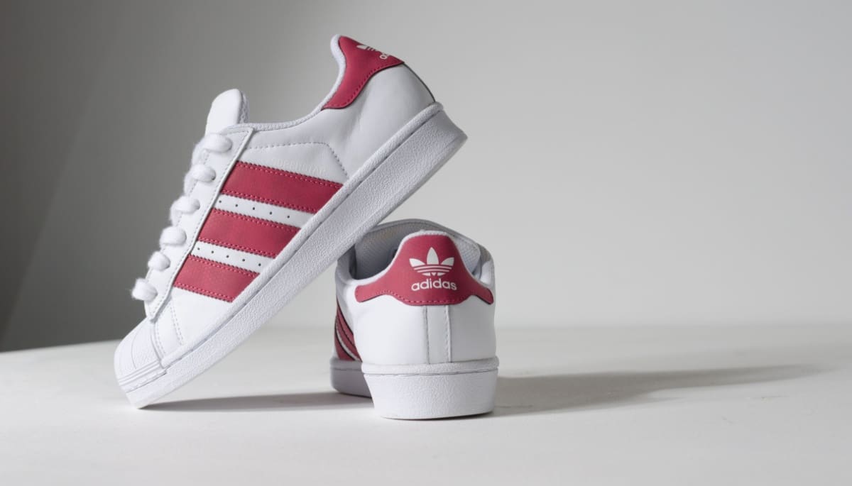 Adidas lanza unas zapatillas en Solana, y este es el precio