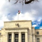 El bitcoin sube con fuerza tras la decisión sobre los tipos de interés, pero vuelve a caer hasta los 57.000 dólares