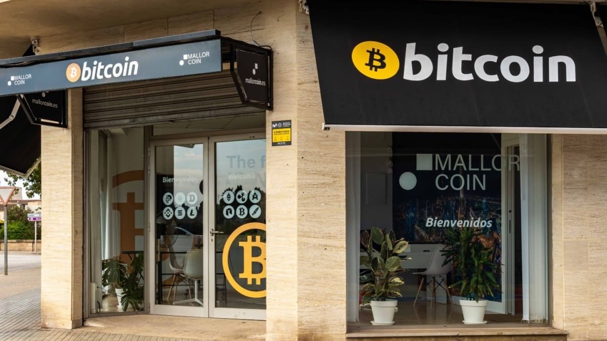 Cajeros de cryptos bajo presión: Cientos de ATM de Bitcoin desaparecen