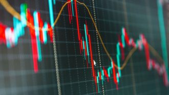 Bitcoin se recupera tras fuerte caída, pero el mercado sigue débil