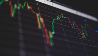 Bitcoin se recupera tras fuerte crash, altcoins siguen rezagadas