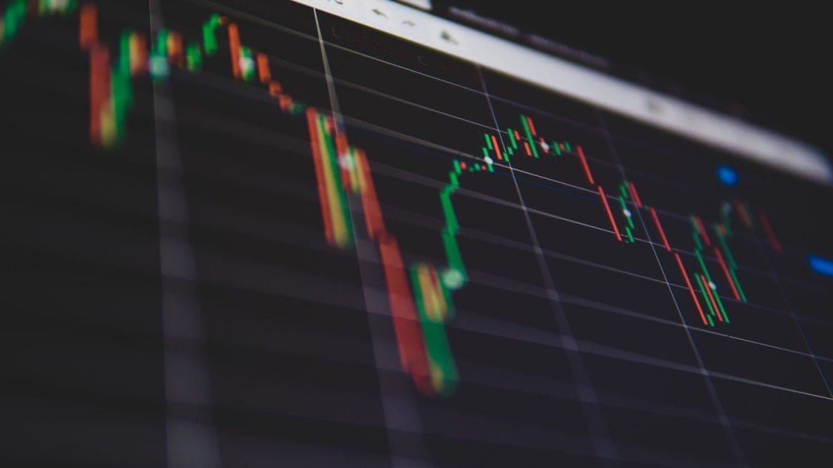 Bitcoin se recupera tras fuerte crash, altcoins siguen rezagadas