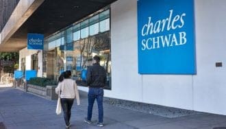 Charles Schwab lanza la compra directa de Bitcoin y Ethereum para sus clientes