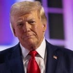 Demócratas buscan destituir a Trump tras la polémica de la cena crypto