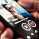 Een afbeelding van de interface van een dating site of app, op een mobiele telefoon