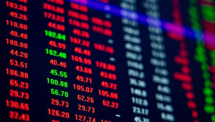 El volumen de bitcoin se reduce a la mitad y los inversores salen