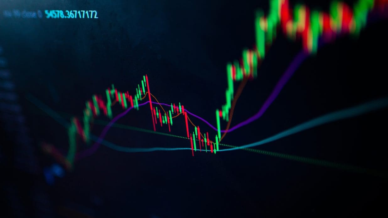 Bitcoin vuelve a alcanzar los $100.000: Operadores apuestan en masa
