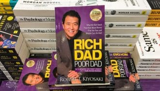 Kiyosaki: Bitcoin y Ethereum protegen del dinero sin valor