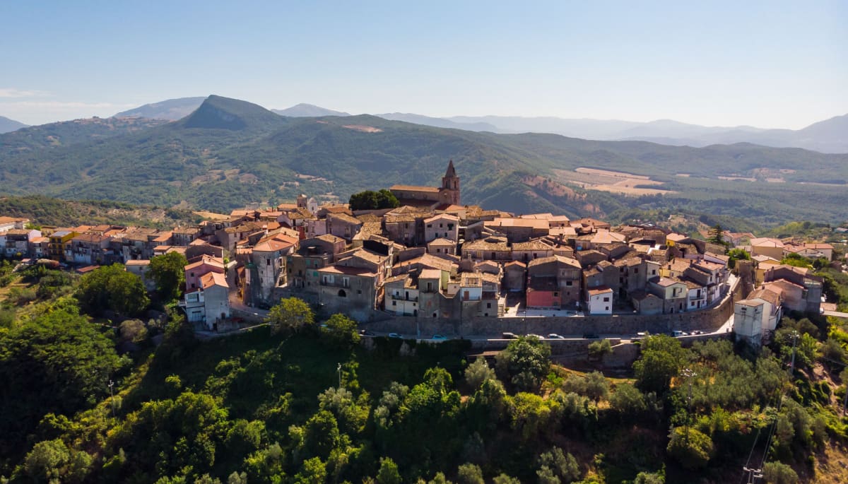 Un pequeño pueblo en Italia rinde un gran homenaje a Satoshi, creador del Bitcoin