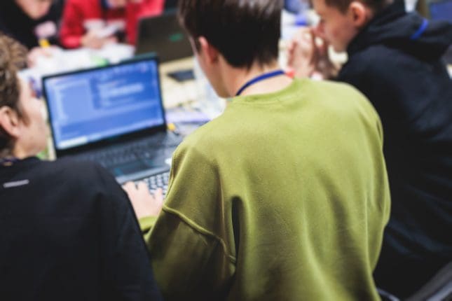 Un estudiante rechazado por los grandes fondos gana 44.000 € con un bot de IA
