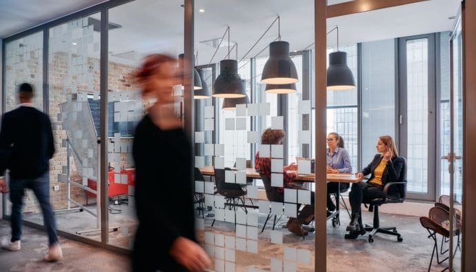 Cripto vs. IA: El sector se reinventa para frenar la fuga de capital