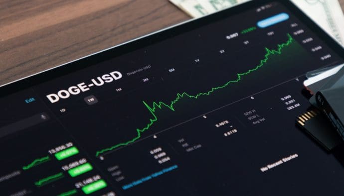 ¿Dogecoin en rumbo de colisión? Un analista prevé una subida a $0,60 en otoño