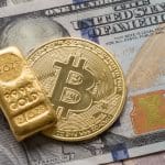 Een afbeelding van een bitcoin (BTC) munt naast een gouden bullion, liggend op een dollar biljet