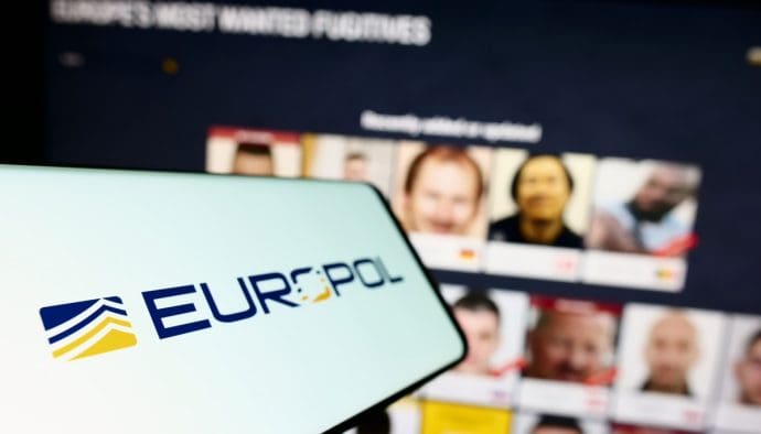 Criptomonedas, dinero en efectivo y armas: Europol desenmascara una red de blanqueo de capitales