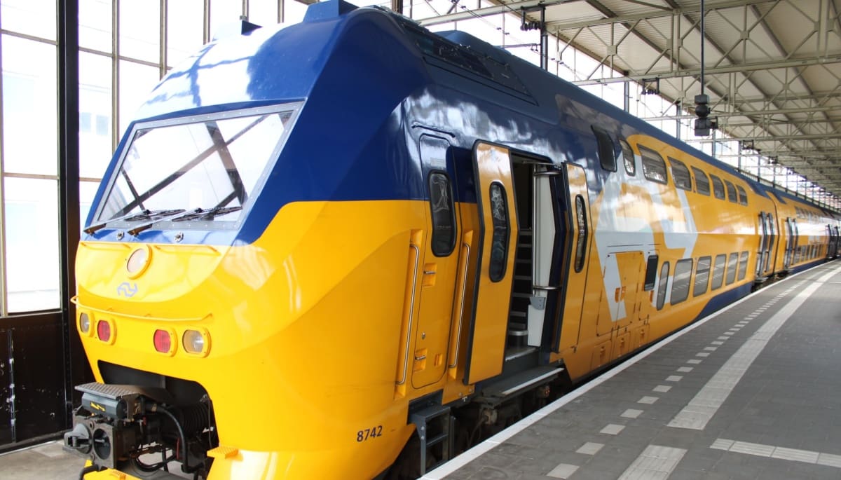 Hombre regala cerveza a todo un tren tras el récord del precio de BTC