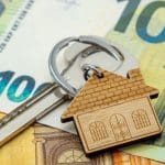 Un político británico compra una mansión tras recibir millones en cripto