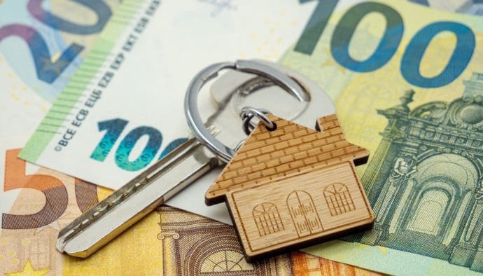 Un político británico compra una mansión tras recibir millones en cripto