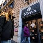 Bitcoin blijft een veelbesproken onderwerp. De BTC-koers schoot eerder dit jaar omhoog naar een recordprijs van bijna 112.000 dollar, om vervolgens weer te dalen. Sommige crypto-analisten verwachten een nieuwe stijging richting de 150.000 dollar (omgerekend 130.000 euro) terwijl andere experts juist waarschuwen voor een flinke daling naar misschien wel 64.000 dollar (56.000 euro). Wat kunnen we verwachten van bitcoin in de komende maanden? We houden onze volgers op de hoogte, volg ons op Instagram. Herhaling van crash in 2021 in de maak? Er zijn signalen die doen denken aan het moment waarop BTC in 2021 de top bereikte. Toen daalde de RSI, een indicator voor het momentum, terwijl de prijs van de cryptomunt bleef stijgen. Dit is een klassiek teken voor een mogelijke correctie. Uiteindelijk volgde er een correctie van ruim 60 procent. Momenteel zijn er vergelijkbare signalen te zien: de RSI daalt, terwijl de koers onlangs nog een piek van 112.000 dollar aantikte. Risico op daling richting 91.000 dollar Voor de kortere termijn ziet het er spannend uit. De koers vertoont een omgekeerde ‘cup-and-handle’-patroon, waarbij de steun van de koers rond de 100.800 dollar ligt. Zakt BTC daaronder, dan is een daling richting 91.000 dollar een mogelijk scenario. De RSI stond begin juni op 52,  net boven het kritieke niveau van 50. Zakt de RSI-score daaronder, dan kan het de verkoopdruk verder aanwakkeren. Voor een positief scenario moet de koers boven de 105.000 dollar uitkomen, rond de 20-daagse EMA. RSI-patroon van 2021, lijkt op de huidige situatie. Bron: Tradingview Nog steeds hoop op een koers van 150.000 dollar Ondanks de technische signalen die op een koersdaling wijzen, zijn er volgens sommige crypto-analisten ook positieve tekenen. Tony Severino ziet een mogelijke bull flag, een patroon dat vaak voorafgaat aan een nieuwe stijging. Op 'X' deelt deze positieve crypto-expert de volgende post: Ook on-chain analyst Axel Adler Jr. is positief. Als bepaalde on-chain indicatoren boven de grens van 1.0 blijven, wijst dat mogelijk op het begin van een nieuwe explosieve koersstijging, vergelijkbaar met eerdere bull runs in 2017 en 2021. In dat geval is een koers van 150.000 dollar tot zelfs 175.000 dollar niet ondenkbaar. Alle Nederlanders krijgen €10 crypto cadeau: Bitcoin koers boven $100.000 Bitcoin breekt record na record, honderdduizenden Nederlanders handelen weer actief. Is dit hét moment? Bitvavo geeft je tijdelijk € 10 gratis crypto naar keuze om mee te starten. Handel gratis in meer dan 350 crypto samen met 1 miljoen Nederlanders. Registreer je vandaag en ontvang direct € 10 crypto naar keuze. Een account aanmaken is gratis en kost je maar een minuut. [primary_button url=