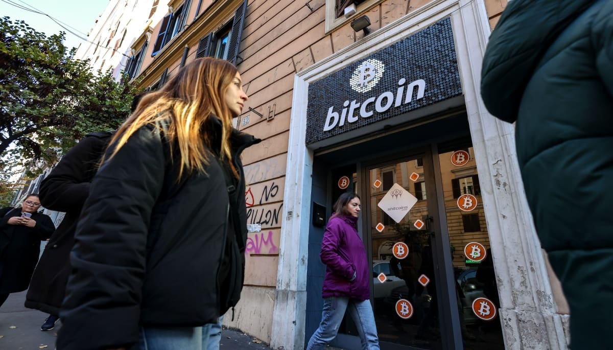 Bitcoin blijft een veelbesproken onderwerp. De BTC-koers schoot eerder dit jaar omhoog naar een recordprijs van bijna 112.000 dollar, om vervolgens weer te dalen. Sommige crypto-analisten verwachten een nieuwe stijging richting de 150.000 dollar (omgerekend 130.000 euro) terwijl andere experts juist waarschuwen voor een flinke daling naar misschien wel 64.000 dollar (56.000 euro). Wat kunnen we verwachten van bitcoin in de komende maanden? We houden onze volgers op de hoogte, volg ons op Instagram. Herhaling van crash in 2021 in de maak? Er zijn signalen die doen denken aan het moment waarop BTC in 2021 de top bereikte. Toen daalde de RSI, een indicator voor het momentum, terwijl de prijs van de cryptomunt bleef stijgen. Dit is een klassiek teken voor een mogelijke correctie. Uiteindelijk volgde er een correctie van ruim 60 procent. Momenteel zijn er vergelijkbare signalen te zien: de RSI daalt, terwijl de koers onlangs nog een piek van 112.000 dollar aantikte. Risico op daling richting 91.000 dollar Voor de kortere termijn ziet het er spannend uit. De koers vertoont een omgekeerde ‘cup-and-handle’-patroon, waarbij de steun van de koers rond de 100.800 dollar ligt. Zakt BTC daaronder, dan is een daling richting 91.000 dollar een mogelijk scenario. De RSI stond begin juni op 52,  net boven het kritieke niveau van 50. Zakt de RSI-score daaronder, dan kan het de verkoopdruk verder aanwakkeren. Voor een positief scenario moet de koers boven de 105.000 dollar uitkomen, rond de 20-daagse EMA. RSI-patroon van 2021, lijkt op de huidige situatie. Bron: Tradingview Nog steeds hoop op een koers van 150.000 dollar Ondanks de technische signalen die op een koersdaling wijzen, zijn er volgens sommige crypto-analisten ook positieve tekenen. Tony Severino ziet een mogelijke bull flag, een patroon dat vaak voorafgaat aan een nieuwe stijging. Op 'X' deelt deze positieve crypto-expert de volgende post: Ook on-chain analyst Axel Adler Jr. is positief. Als bepaalde on-chain indicatoren boven de grens van 1.0 blijven, wijst dat mogelijk op het begin van een nieuwe explosieve koersstijging, vergelijkbaar met eerdere bull runs in 2017 en 2021. In dat geval is een koers van 150.000 dollar tot zelfs 175.000 dollar niet ondenkbaar. Alle Nederlanders krijgen €10 crypto cadeau: Bitcoin koers boven $100.000 Bitcoin breekt record na record, honderdduizenden Nederlanders handelen weer actief. Is dit hét moment? Bitvavo geeft je tijdelijk € 10 gratis crypto naar keuze om mee te starten. Handel gratis in meer dan 350 crypto samen met 1 miljoen Nederlanders. Registreer je vandaag en ontvang direct € 10 crypto naar keuze. Een account aanmaken is gratis en kost je maar een minuut. [primary_button url=