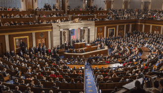 El precio de Bitcoin se desploma: esta noche habrá una votación clave en EE. UU.