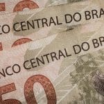 Hackeado el banco central de Brasil, desaparecen €115 millones en Bitcoin Toegang gekocht voor slechts $2.700 De aanval vond plaats op woensdag 30 juni en richtte zich op C&M Software, een dienstverlener voor het betalingssysteem van de centrale bank. De hackers kochten de inloggegevens van een medewerker voor slechts omgerekend 2.300 euro. Daarmee kregen ze direct toegang tot de infrastructuur voor reserverekeningen, zonder tussenkomst van klantaccounts. Binnen drie uur werd het geld weggesluisd. Volgens onchain-expert ZachXBT werd zo’n 25 tot 34 miljoen euro snel geconverteerd naar bitcoin, ethereum en tether. Dat geld werd witgewassen via Latijns-Amerikaanse beurzen en OTC-platformen – marktplaatsen waar direct tussen partijen wordt gehandeld, buiten de reguliere beurs om. Verdachte medewerker gearresteerd De Braziliaanse autoriteiten reageerden snel. João Roque, een IT-medewerker van C&M, werd gearresteerd nadat bleek dat hij zijn logingegevens had verkocht. De 48-jarige João Nazareno Roque werd donderdag gearresteerd in de wijk Jaraguá, in het noorden van de Braziliaanse hoofdstad. Bron: Sao Paulo Globo In zijn verklaring aan de politie vertelde Roque dat het eerste contact met de hackers in maart plaatsvond. Een man benaderde hem en liet blijken precies te weten wat zijn functie was. Enkele dagen later kreeg hij via WhatsApp een telefoontje met het voorstel: lever je inloggegevens in, in ruil voor geld. Inmiddels is zo’n 270 miljoen Braziliaanse real – ruim 42 miljoen euro – bevroren door de politie. De centrale bank heeft C&M Software tijdelijk uitgesloten van het betalingssysteem en werkt samen met justitie en toezichthouders om de schade te beperken. Crypto als vluchtroute voor gestolen geld Hoewel de aanval traditioneel begon via een corrupte insider, liep het spoor al snel richting crypto. Een deel van het gestolen bedrag verdween in cryptocurrencies, waardoor het moeilijker te traceren werd. Volgens analisten onderstreept dit hoe aantrekkelijk crypto is geworden voor cybercriminelen, juist vanwege de snelheid en wereldwijde verhandelbaarheid. Het incident legt bloot hoe kwetsbaar gecentraliseerde systemen kunnen zijn, zelfs als de techniek op orde is. Eén zwakke schakel – een mens – bleek genoeg om miljoenen weg te sluizen. Eerder deze week kon je lezen hoe een cryptomiljardair ontsnapte aan een ontvoering op spectaculaire wijze. Tip: Alle Nederlanders krijgen € 10 crypto cadeau Miljoenen Nederlanders hebben al crypto. En bitvavo nodigt jou uit: Ontvang tijdelijk € 10 gratis crypto naar keuze. Handel gratis in meer dan 350 crypto samen met 1 miljoen Nederlanders. Registreer je vandaag en ontvang direct € 10 crypto naar keuze. Een account aanmaken is gratis en kost je maar een minuut. [primary_button url=
