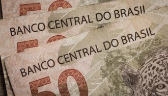 Hackeado el banco central de Brasil, desaparecen €115 millones en Bitcoin Toegang gekocht voor slechts $2.700 De aanval vond plaats op woensdag 30 juni en richtte zich op C&M Software, een dienstverlener voor het betalingssysteem van de centrale bank. De hackers kochten de inloggegevens van een medewerker voor slechts omgerekend 2.300 euro. Daarmee kregen ze direct toegang tot de infrastructuur voor reserverekeningen, zonder tussenkomst van klantaccounts. Binnen drie uur werd het geld weggesluisd. Volgens onchain-expert ZachXBT werd zo’n 25 tot 34 miljoen euro snel geconverteerd naar bitcoin, ethereum en tether. Dat geld werd witgewassen via Latijns-Amerikaanse beurzen en OTC-platformen – marktplaatsen waar direct tussen partijen wordt gehandeld, buiten de reguliere beurs om. Verdachte medewerker gearresteerd De Braziliaanse autoriteiten reageerden snel. João Roque, een IT-medewerker van C&M, werd gearresteerd nadat bleek dat hij zijn logingegevens had verkocht. De 48-jarige João Nazareno Roque werd donderdag gearresteerd in de wijk Jaraguá, in het noorden van de Braziliaanse hoofdstad. Bron: Sao Paulo Globo In zijn verklaring aan de politie vertelde Roque dat het eerste contact met de hackers in maart plaatsvond. Een man benaderde hem en liet blijken precies te weten wat zijn functie was. Enkele dagen later kreeg hij via WhatsApp een telefoontje met het voorstel: lever je inloggegevens in, in ruil voor geld. Inmiddels is zo’n 270 miljoen Braziliaanse real – ruim 42 miljoen euro – bevroren door de politie. De centrale bank heeft C&M Software tijdelijk uitgesloten van het betalingssysteem en werkt samen met justitie en toezichthouders om de schade te beperken. Crypto als vluchtroute voor gestolen geld Hoewel de aanval traditioneel begon via een corrupte insider, liep het spoor al snel richting crypto. Een deel van het gestolen bedrag verdween in cryptocurrencies, waardoor het moeilijker te traceren werd. Volgens analisten onderstreept dit hoe aantrekkelijk crypto is geworden voor cybercriminelen, juist vanwege de snelheid en wereldwijde verhandelbaarheid. Het incident legt bloot hoe kwetsbaar gecentraliseerde systemen kunnen zijn, zelfs als de techniek op orde is. Eén zwakke schakel – een mens – bleek genoeg om miljoenen weg te sluizen. Eerder deze week kon je lezen hoe een cryptomiljardair ontsnapte aan een ontvoering op spectaculaire wijze. Tip: Alle Nederlanders krijgen € 10 crypto cadeau Miljoenen Nederlanders hebben al crypto. En bitvavo nodigt jou uit: Ontvang tijdelijk € 10 gratis crypto naar keuze. Handel gratis in meer dan 350 crypto samen met 1 miljoen Nederlanders. Registreer je vandaag en ontvang direct € 10 crypto naar keuze. Een account aanmaken is gratis en kost je maar een minuut. [primary_button url=