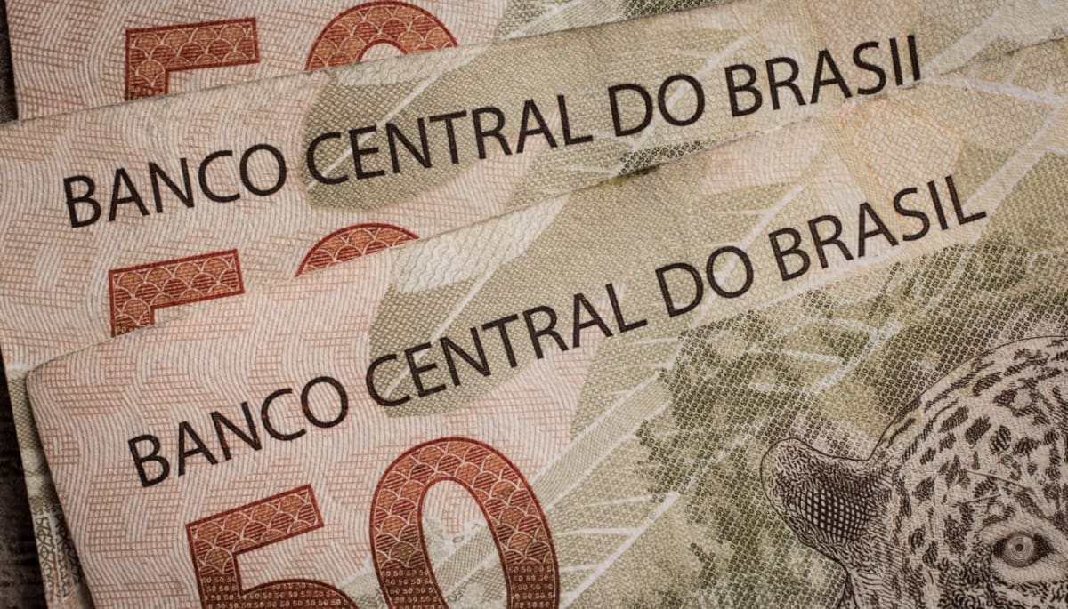 Hackeado el banco central de Brasil, desaparecen €115 millones en Bitcoin Toegang gekocht voor slechts $2.700 De aanval vond plaats op woensdag 30 juni en richtte zich op C&M Software, een dienstverlener voor het betalingssysteem van de centrale bank. De hackers kochten de inloggegevens van een medewerker voor slechts omgerekend 2.300 euro. Daarmee kregen ze direct toegang tot de infrastructuur voor reserverekeningen, zonder tussenkomst van klantaccounts. Binnen drie uur werd het geld weggesluisd. Volgens onchain-expert ZachXBT werd zo’n 25 tot 34 miljoen euro snel geconverteerd naar bitcoin, ethereum en tether. Dat geld werd witgewassen via Latijns-Amerikaanse beurzen en OTC-platformen – marktplaatsen waar direct tussen partijen wordt gehandeld, buiten de reguliere beurs om. Verdachte medewerker gearresteerd De Braziliaanse autoriteiten reageerden snel. João Roque, een IT-medewerker van C&M, werd gearresteerd nadat bleek dat hij zijn logingegevens had verkocht. De 48-jarige João Nazareno Roque werd donderdag gearresteerd in de wijk Jaraguá, in het noorden van de Braziliaanse hoofdstad. Bron: Sao Paulo Globo In zijn verklaring aan de politie vertelde Roque dat het eerste contact met de hackers in maart plaatsvond. Een man benaderde hem en liet blijken precies te weten wat zijn functie was. Enkele dagen later kreeg hij via WhatsApp een telefoontje met het voorstel: lever je inloggegevens in, in ruil voor geld. Inmiddels is zo’n 270 miljoen Braziliaanse real – ruim 42 miljoen euro – bevroren door de politie. De centrale bank heeft C&M Software tijdelijk uitgesloten van het betalingssysteem en werkt samen met justitie en toezichthouders om de schade te beperken. Crypto als vluchtroute voor gestolen geld Hoewel de aanval traditioneel begon via een corrupte insider, liep het spoor al snel richting crypto. Een deel van het gestolen bedrag verdween in cryptocurrencies, waardoor het moeilijker te traceren werd. Volgens analisten onderstreept dit hoe aantrekkelijk crypto is geworden voor cybercriminelen, juist vanwege de snelheid en wereldwijde verhandelbaarheid. Het incident legt bloot hoe kwetsbaar gecentraliseerde systemen kunnen zijn, zelfs als de techniek op orde is. Eén zwakke schakel – een mens – bleek genoeg om miljoenen weg te sluizen. Eerder deze week kon je lezen hoe een cryptomiljardair ontsnapte aan een ontvoering op spectaculaire wijze. Tip: Alle Nederlanders krijgen € 10 crypto cadeau Miljoenen Nederlanders hebben al crypto. En bitvavo nodigt jou uit: Ontvang tijdelijk € 10 gratis crypto naar keuze. Handel gratis in meer dan 350 crypto samen met 1 miljoen Nederlanders. Registreer je vandaag en ontvang direct € 10 crypto naar keuze. Een account aanmaken is gratis en kost je maar een minuut. [primary_button url=