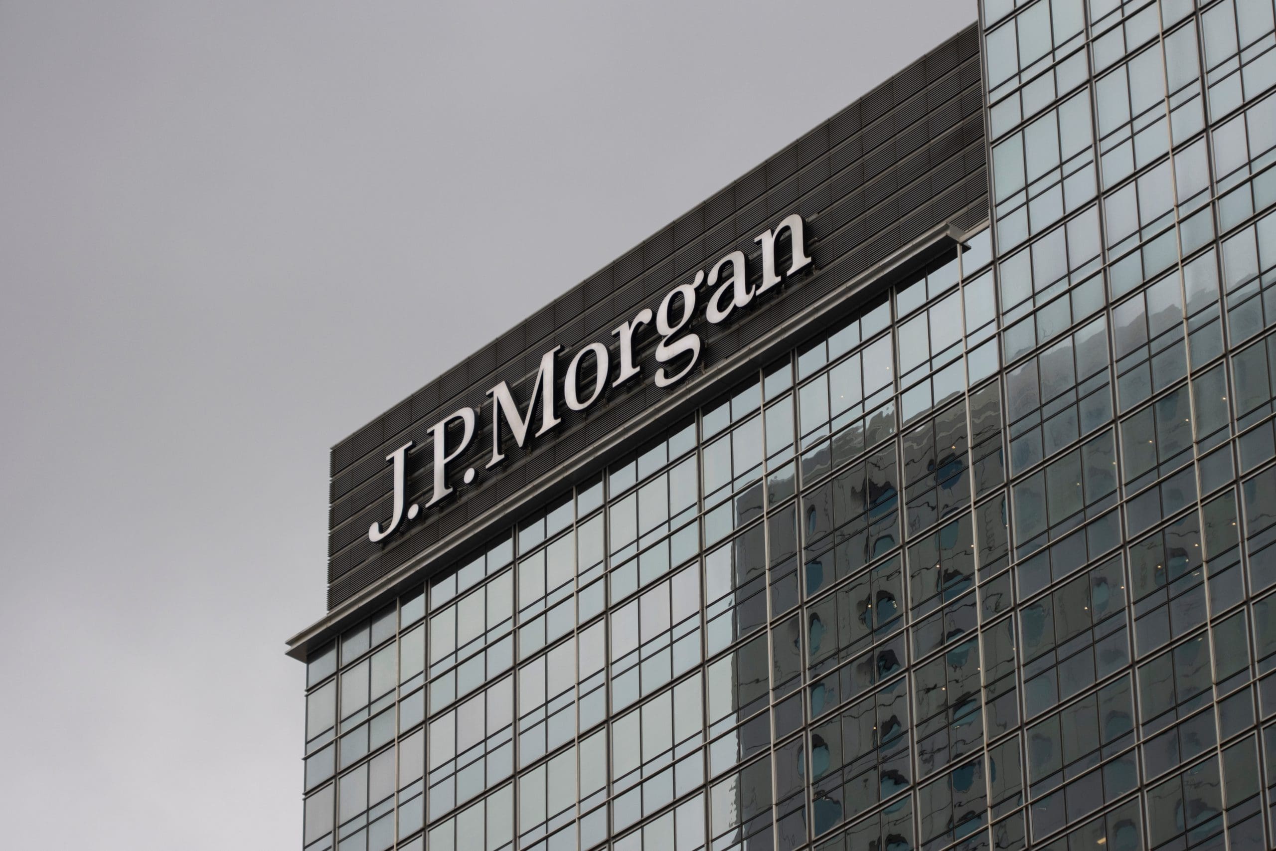 Hombre de 32 años estafa a JPMorgan: €161 millones por usuarios falsos