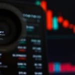 Een afbeelding van een bitcoin pagina op een marktdata website, met een rode koers op de achtergrond