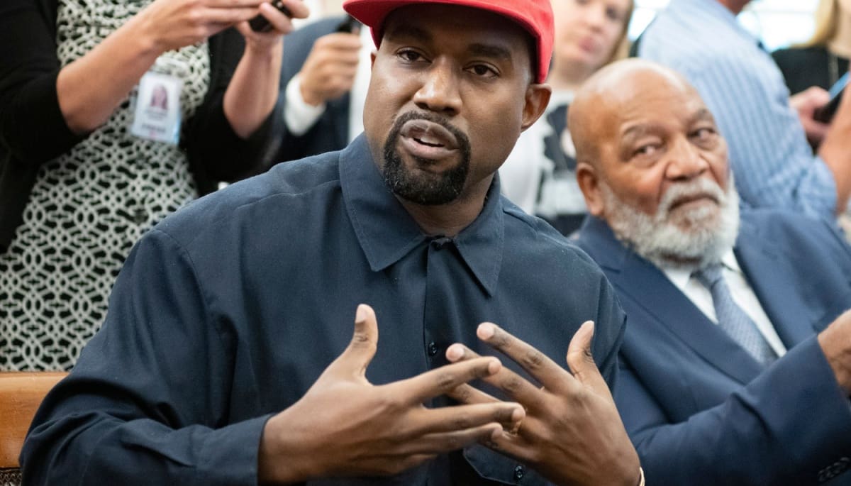 Kanye West lanza una controvertida criptomoneda: Vale miles de millones