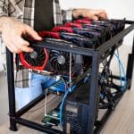 Minería de bitcoin descubierto en el techo: detenido un dúo criminal