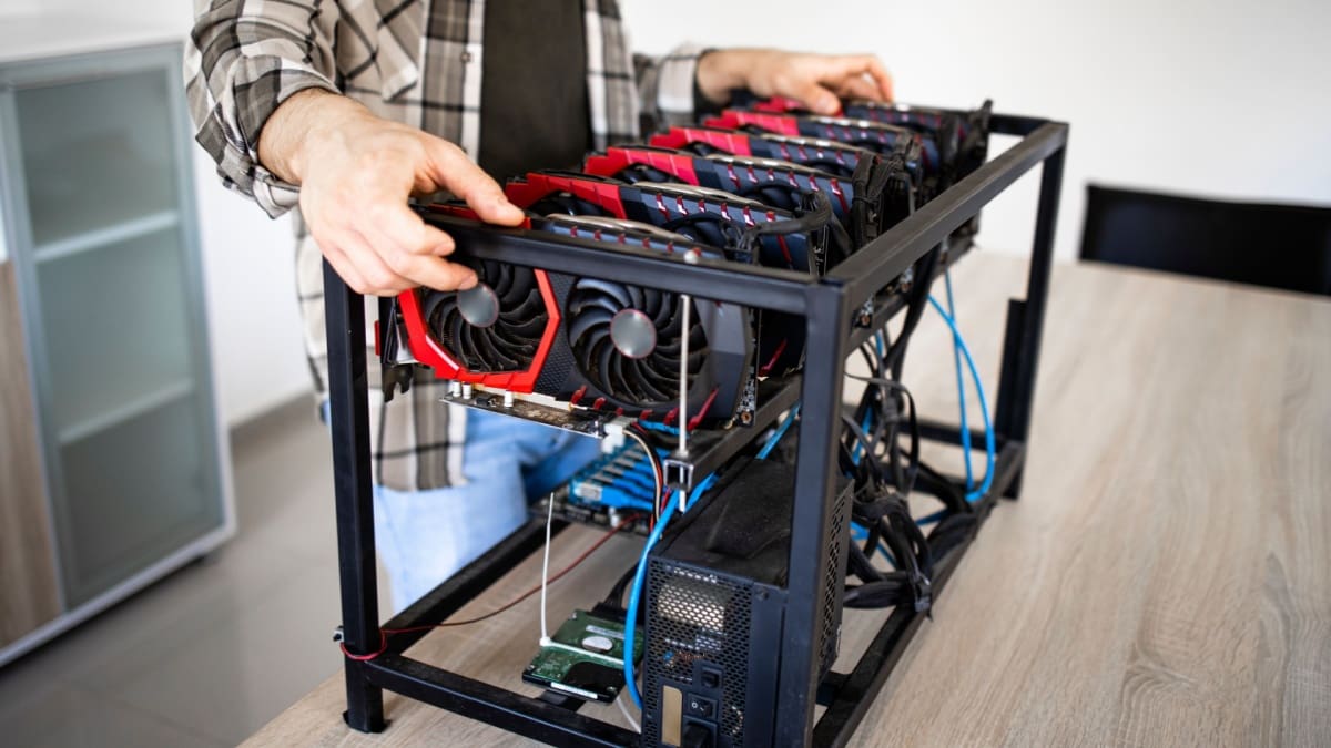 Minería de bitcoin descubierto en el techo: detenido un dúo criminal