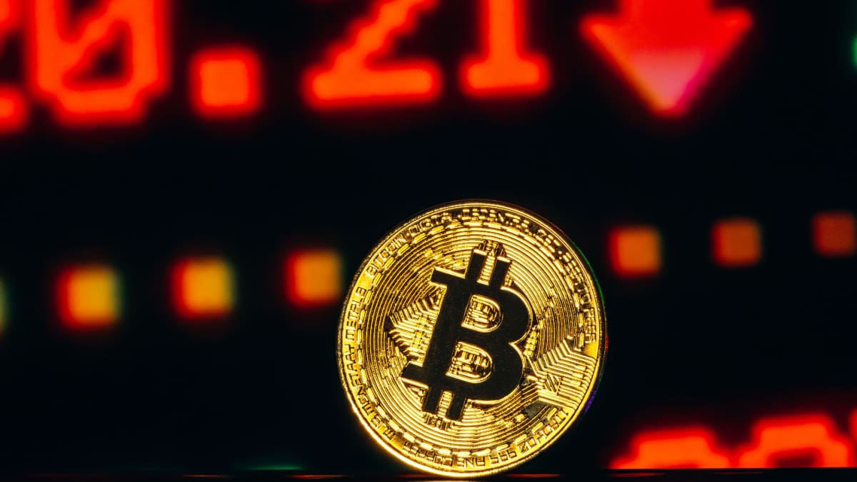 Analistas advierten: bitcoin podría caer hasta 106.000 dólares