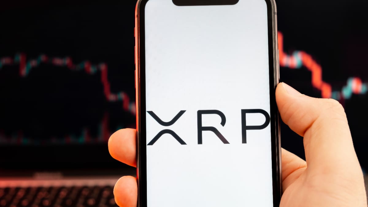 Een afbeelding van de cryptomunt XRP, met op de achtergrond een dalende koers
