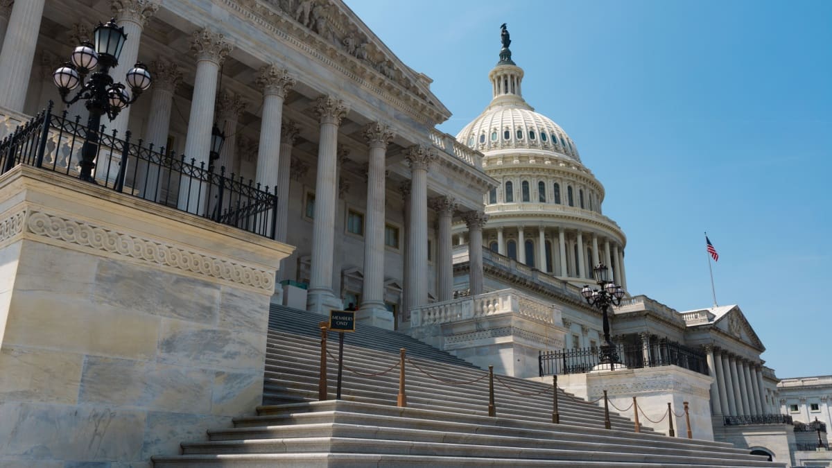 Bitcoin sube tras gran noticia desde Washington; XRP toma protagonismo