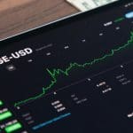 Dogecoin bondit de 5 % : le nouvel ETF marque-t-il un vrai tournant ?