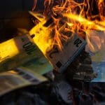 Hombre quema 2,6 millones de euros para dañar a una cripto-exchange