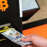 Hombre compra Bitcoin a diario: así va su inversión un año después