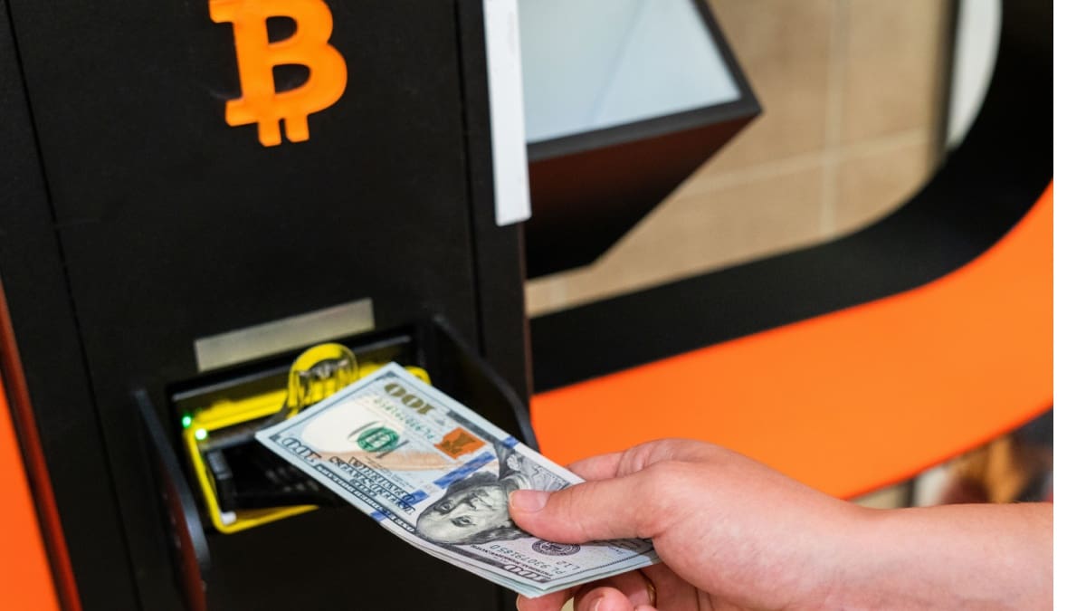 Hombre compra Bitcoin a diario: así va su inversión un año después