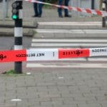 Las autoridades europeas han vuelto a intervenir en la lucha contra las transacciones crypto anónimas. Cryptomixer, una plataforma utilizada durante años para ocultar el origen de Bitcoins, ha sido completamente desmantelada. La operación confirma que Europa está endureciendo su postura contra los métodos que permiten mover crypto sin supervisión. ¿Qué ha ocurrido exactamente? Europol colaboró con las autoridades suizas y alemanas para cerrar Cryptomixer entre el 24 y el 28 de noviembre. Confiscaron tres servidores, clausuraron la web cryptomixer.io y accedieron a doce terabytes de datos. Además, encontraron y aseguraron más de €25 millones en Bitcoin. Según Europol, desde 2016 Cryptomixer desempeñaba un papel clave en el blanqueo de más de €1,3 mil millones en Bitcoin. La plataforma era popular entre delincuentes porque facilitaba ocultar flujos de dinero procedentes de ransomware, tráfico de drogas en línea y otras formas de ciberdelincuencia. ¿Qué hace exactamente un mixer? El funcionamiento de un cryptomixer es sencillo: mezcla grandes cantidades de bitcoin de distintos usuarios, los revuelve, los redistribuye y luego devuelve los fondos. De esta forma, resulta prácticamente imposible rastrear el origen real del dinero. Aunque para algunos usuarios esto pueda parecer útil para mantener la privacidad, los delincuentes lo utilizan para dar una apariencia “limpia” a fondos robados o generados ilegalmente. El mixer más conocido es Tornado Cash, cuyo fundador, Roman Storm, afronta acusaciones que han generado gran controversia dentro del sector. ¿Por qué las autoridades actúan ahora con tanta contundencia? Para los organismos de investigación, los mixers son un gran obstáculo. Su objetivo es rastrear flujos de dinero ilegal, pero los mixers dificultan esa labor al máximo. Por eso, en los últimos años la presión sobre este tipo de servicios se ha intensificado. Plataformas como Tornado Cash y ChipMixer ya habían sido objeto de acciones similares. La operación contra Cryptomixer encaja en esta estrategia más amplia. Europa quiere dejar claro que el uso totalmente anónimo de crypto ya no será tolerado. ¿Qué implica esto para el mercado crypto? Para los inversores, es una señal evidente: las normas sobre crypto se están endureciendo y los reguladores tienen cada vez más control. Mover grandes cantidades de forma anónima será cada vez más complicado. Aunque para algunos esto pueda sonar contrario al espíritu original de Bitcoin, también tiene ventajas: un mayor nivel de supervisión hace que el mercado sea más seguro y confiable. Menos espacio para actividades criminales significa más estabilidad y más confianza para el usuario común. La caída de Cryptomixer muestra, sobre todo, que Europa va en serio. La etapa de “salvaje oeste” de la crypto completamente anónima está llegando poco a poco a su fin.