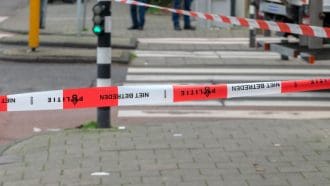 Las autoridades europeas han vuelto a intervenir en la lucha contra las transacciones crypto anónimas. Cryptomixer, una plataforma utilizada durante años para ocultar el origen de Bitcoins, ha sido completamente desmantelada. La operación confirma que Europa está endureciendo su postura contra los métodos que permiten mover crypto sin supervisión. ¿Qué ha ocurrido exactamente? Europol colaboró con las autoridades suizas y alemanas para cerrar Cryptomixer entre el 24 y el 28 de noviembre. Confiscaron tres servidores, clausuraron la web cryptomixer.io y accedieron a doce terabytes de datos. Además, encontraron y aseguraron más de €25 millones en Bitcoin. Según Europol, desde 2016 Cryptomixer desempeñaba un papel clave en el blanqueo de más de €1,3 mil millones en Bitcoin. La plataforma era popular entre delincuentes porque facilitaba ocultar flujos de dinero procedentes de ransomware, tráfico de drogas en línea y otras formas de ciberdelincuencia. ¿Qué hace exactamente un mixer? El funcionamiento de un cryptomixer es sencillo: mezcla grandes cantidades de bitcoin de distintos usuarios, los revuelve, los redistribuye y luego devuelve los fondos. De esta forma, resulta prácticamente imposible rastrear el origen real del dinero. Aunque para algunos usuarios esto pueda parecer útil para mantener la privacidad, los delincuentes lo utilizan para dar una apariencia “limpia” a fondos robados o generados ilegalmente. El mixer más conocido es Tornado Cash, cuyo fundador, Roman Storm, afronta acusaciones que han generado gran controversia dentro del sector. ¿Por qué las autoridades actúan ahora con tanta contundencia? Para los organismos de investigación, los mixers son un gran obstáculo. Su objetivo es rastrear flujos de dinero ilegal, pero los mixers dificultan esa labor al máximo. Por eso, en los últimos años la presión sobre este tipo de servicios se ha intensificado. Plataformas como Tornado Cash y ChipMixer ya habían sido objeto de acciones similares. La operación contra Cryptomixer encaja en esta estrategia más amplia. Europa quiere dejar claro que el uso totalmente anónimo de crypto ya no será tolerado. ¿Qué implica esto para el mercado crypto? Para los inversores, es una señal evidente: las normas sobre crypto se están endureciendo y los reguladores tienen cada vez más control. Mover grandes cantidades de forma anónima será cada vez más complicado. Aunque para algunos esto pueda sonar contrario al espíritu original de Bitcoin, también tiene ventajas: un mayor nivel de supervisión hace que el mercado sea más seguro y confiable. Menos espacio para actividades criminales significa más estabilidad y más confianza para el usuario común. La caída de Cryptomixer muestra, sobre todo, que Europa va en serio. La etapa de “salvaje oeste” de la crypto completamente anónima está llegando poco a poco a su fin.